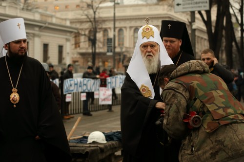 Euromaidan_activist_kisses_the_hand_of_Filaret_the_Patriarch_of_Kyiv